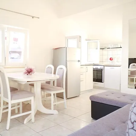 Apartment Mit Balkon, Meerblick, Pool Und Bbq