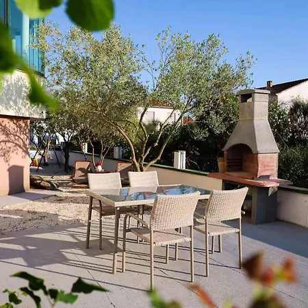 Mit Balkon, Meerblick, Pool Und Bbq Zadar
